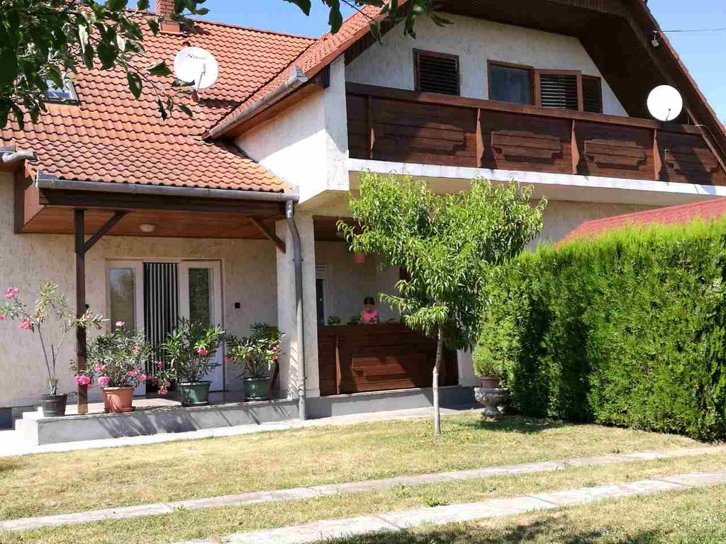 BalatonkeresztúrSara Vendeghazアパートメント エクステリア 写真