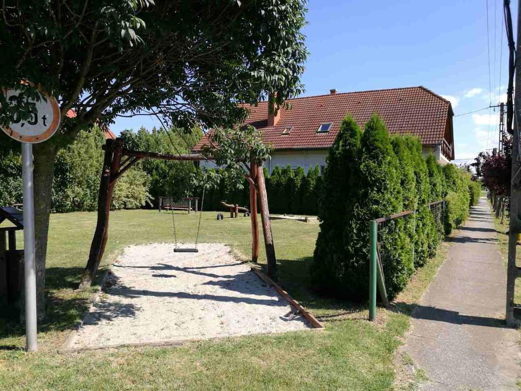 BalatonkeresztúrSara Vendeghazアパートメント エクステリア 写真